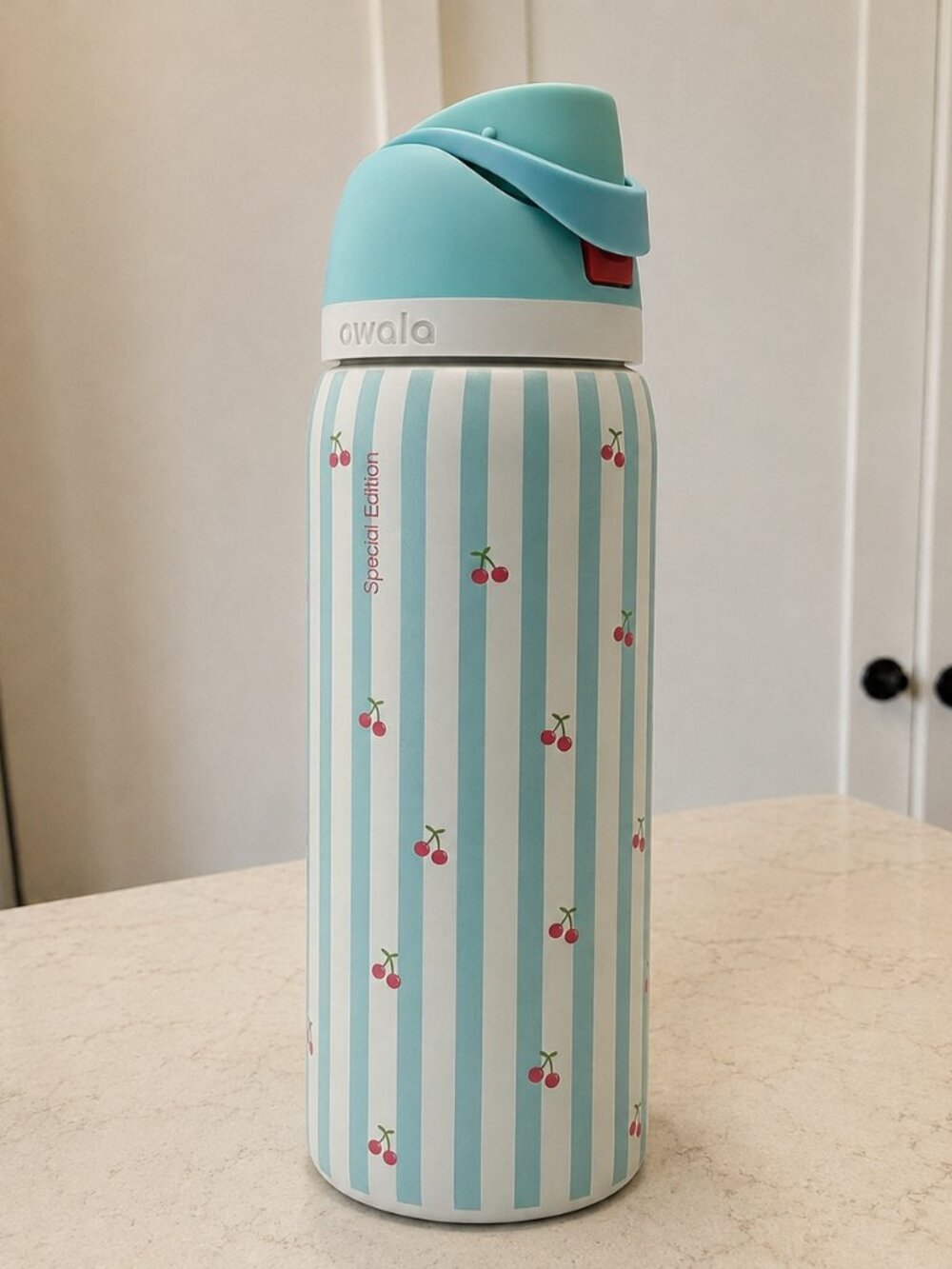 Brand new Owala FreeSip 32oz insulated water bottle